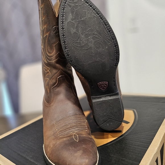 Ladies Distressed Ariat Heritage Cowboy Boots - Picture 5 of 7